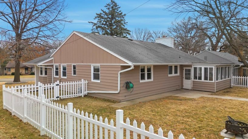 923 Institute, DIXON, Illinois 61021, 3 Bedrooms Bedrooms, ,2 BathroomsBathrooms,House,For Sale,Institute,202600867