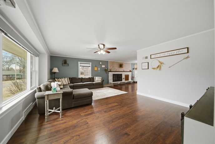 923 Institute, DIXON, Illinois 61021, 3 Bedrooms Bedrooms, ,2 BathroomsBathrooms,House,For Sale,Institute,202600867