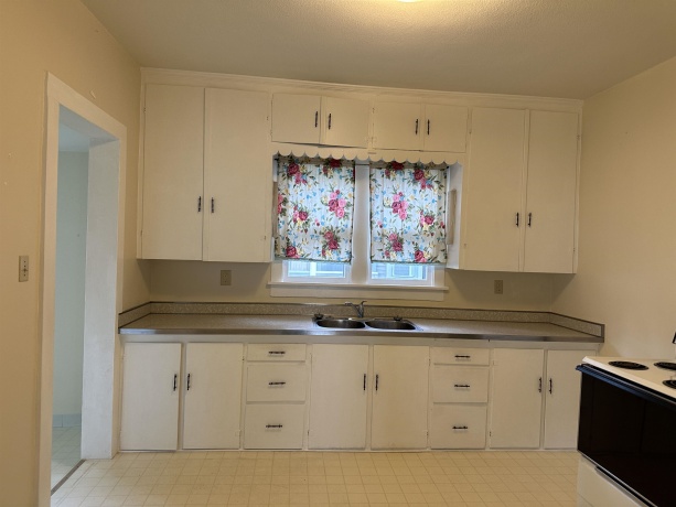 408 West, FREEPORT, Illinois 61032, ,2 Units,For Sale,West,202600947