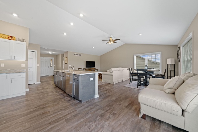 732 Keller, DIXON, Illinois 61021, 2 Bedrooms Bedrooms, ,2 BathroomsBathrooms,Condominium,For Sale,Keller,202600963