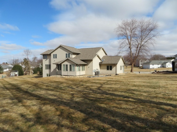 3204 Farmdale, FREEPORT, Illinois 61032, 3 Bedrooms Bedrooms, ,3 BathroomsBathrooms,House,For Sale,Farmdale,202601113