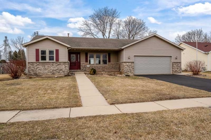 212 ROYAL, BELVIDERE, Illinois 61008, 3 Bedrooms Bedrooms, ,2 BathroomsBathrooms,House,For Sale,ROYAL,202601134