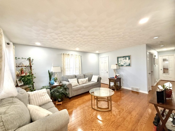 2910 17th, ROCKFORD, Illinois 61109, 3 Bedrooms Bedrooms, ,2 BathroomsBathrooms,House,For Sale,17th,202601140