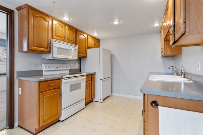 1726 Williamsbug, ROCKFORD, Illinois 61107, 4 Bedrooms Bedrooms, ,2 BathroomsBathrooms,House,For Sale,Williamsbug,202601219