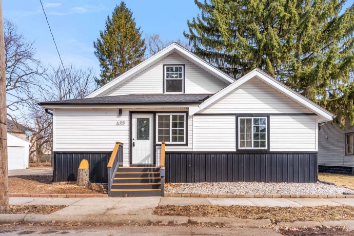 620 17th, ROCKFORD, Illinois 61104, 3 Bedrooms Bedrooms, ,2 BathroomsBathrooms,House,For Sale,17th,202601249