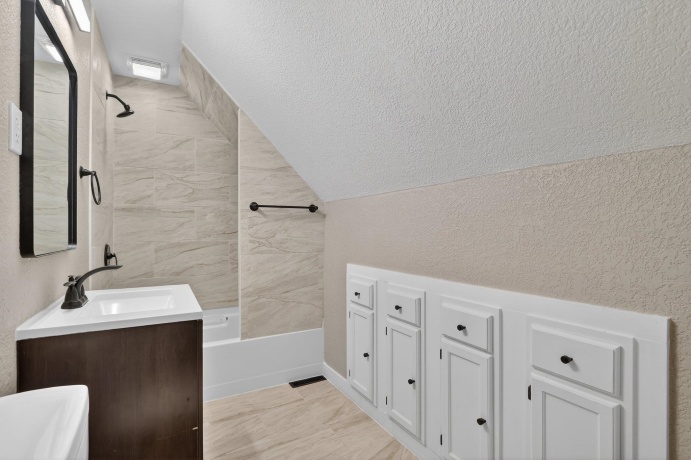 1011 15th, ROCKFORD, Illinois 61104, 3 Bedrooms Bedrooms, ,1 BathroomBathrooms,House,For Sale,15th,202601336