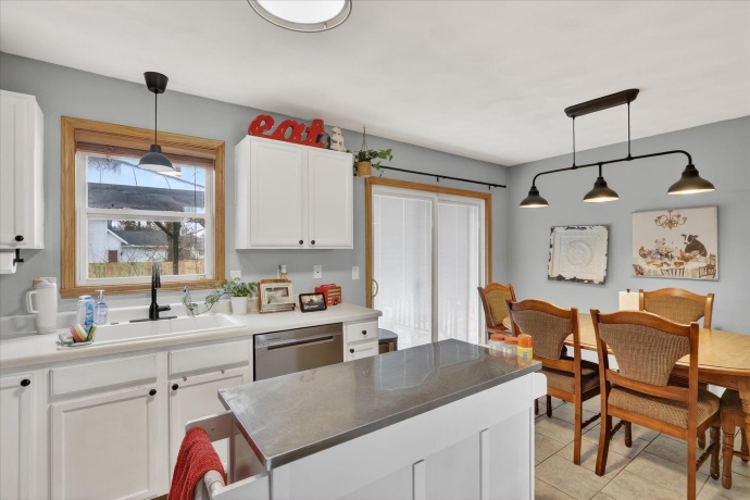 591 Rivercove Ct, MACHESNEY PARK, Illinois 61115, 3 Bedrooms Bedrooms, ,2 BathroomsBathrooms,House,For Sale,Rivercove Ct,202601343