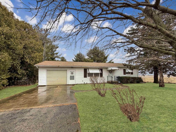 18025 Elizabeth, MOUNT CARROLL, Illinois 61053, 2 Bedrooms Bedrooms, ,1 BathroomBathrooms,House,For Sale,Elizabeth,202601353