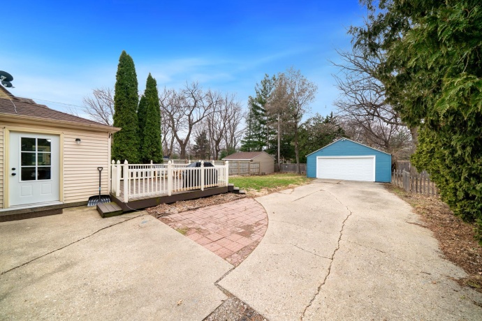 320 Vale, ROCKFORD, Illinois 61107, 4 Bedrooms Bedrooms, ,2 BathroomsBathrooms,House,For Sale,Vale,202601380