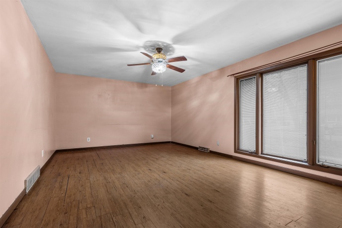 1303 Campus Hill, ROCKFORD, Illinois 61103, 3 Bedrooms Bedrooms, ,2 BathroomsBathrooms,House,For Sale,Campus Hill,202601382