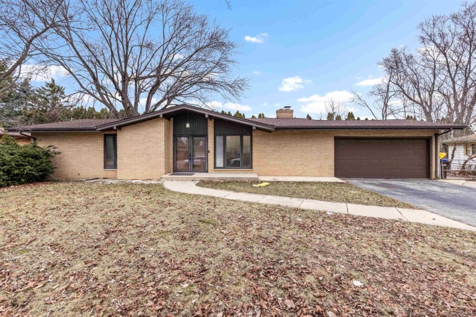 1303 Campus Hill, ROCKFORD, Illinois 61103, 3 Bedrooms Bedrooms, ,2 BathroomsBathrooms,House,For Sale,Campus Hill,202601382