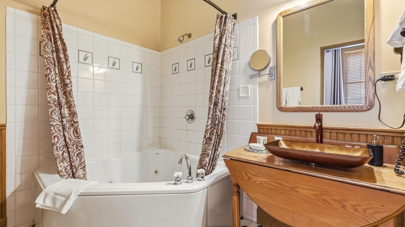 334 Spring, GALENA, Illinois 61036, 10 Bedrooms Bedrooms, ,10 BathroomsBathrooms,House,For Sale,Spring,202601549