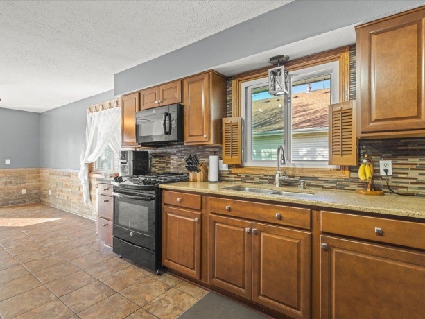 536 Carpenter, BELVIDERE, Illinois 61008, 3 Bedrooms Bedrooms, ,2 BathroomsBathrooms,House,For Sale,Carpenter,202601552