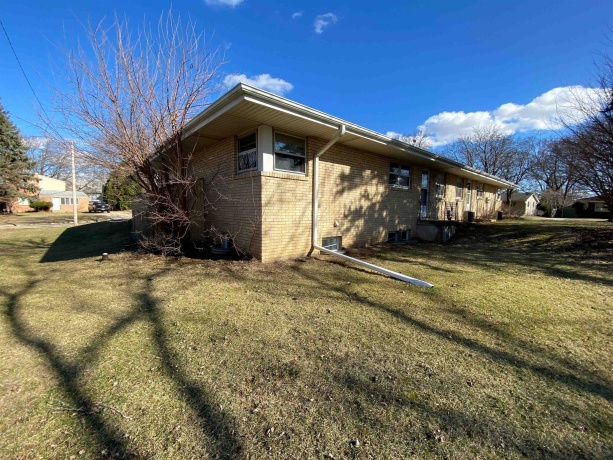 2221 Denver, ROCKFORD, Illinois 61108, ,2 Units,For Sale,Denver,202601555