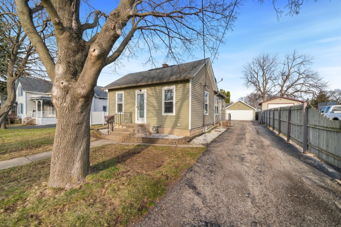 1208 Whitney, BELVIDERE, Illinois 61008, 2 Bedrooms Bedrooms, ,1 BathroomBathrooms,House,For Sale,Whitney,202601651