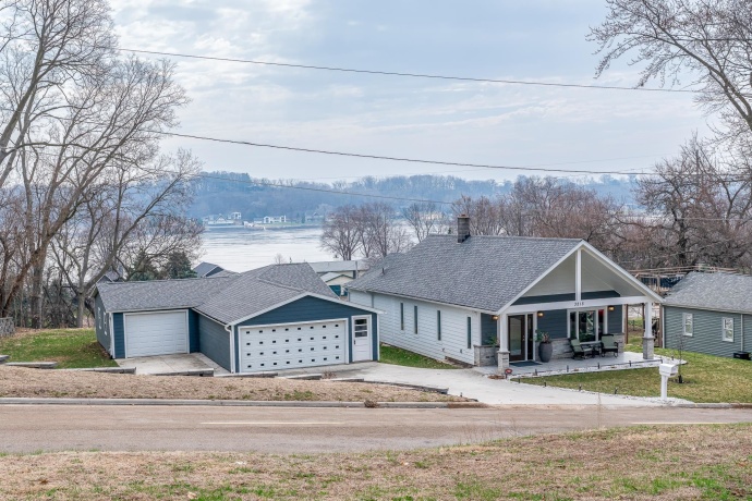 3215 GARFIELD, CLINTON, Iowa 52732, 2 Bedrooms Bedrooms, ,2 BathroomsBathrooms,House,For Sale,GARFIELD,202601658