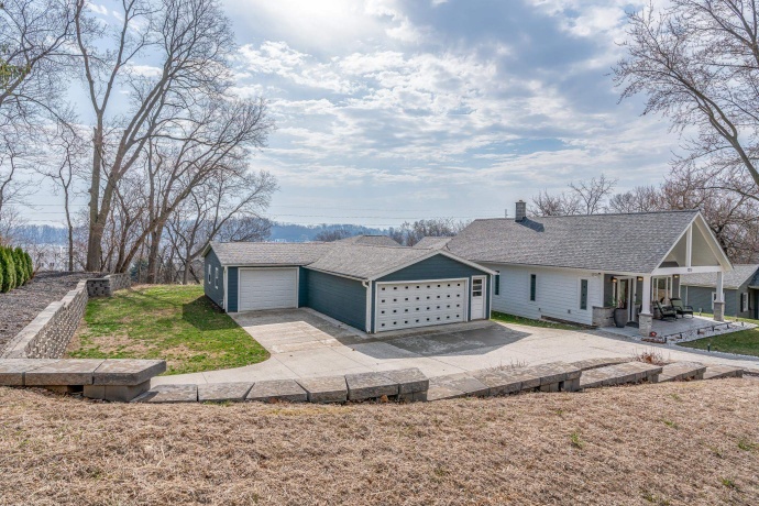 3215 GARFIELD, CLINTON, Iowa 52732, 2 Bedrooms Bedrooms, ,2 BathroomsBathrooms,House,For Sale,GARFIELD,202601658