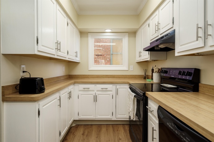 405 1st, ROCKFORD, Illinois 61104, 4 Bedrooms Bedrooms, ,2 BathroomsBathrooms,House,For Sale,1st,202601296