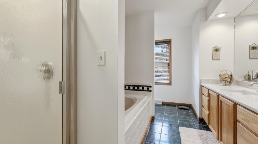 42 Shorewood, GALENA, Illinois 61036, 4 Bedrooms Bedrooms, ,3 BathroomsBathrooms,House,For Sale,Shorewood,202601752