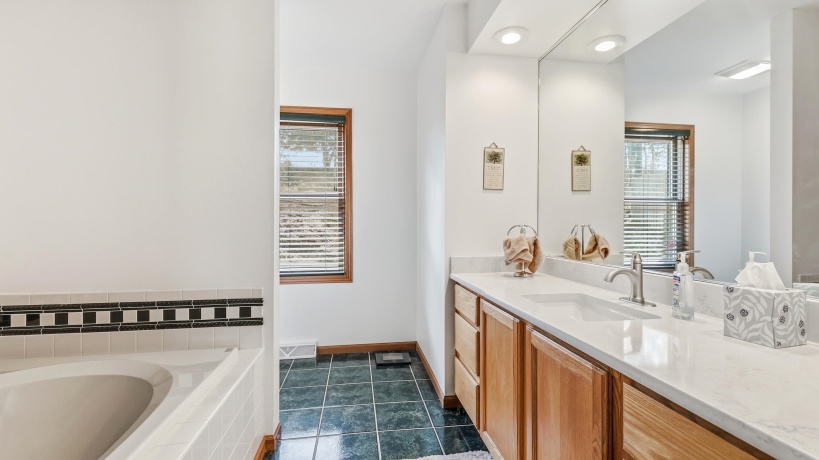 42 Shorewood, GALENA, Illinois 61036, 4 Bedrooms Bedrooms, ,3 BathroomsBathrooms,House,For Sale,Shorewood,202601752