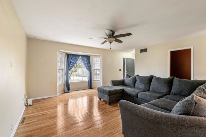 918 JULIEN, BELVIDERE, Illinois 61008, 3 Bedrooms Bedrooms, ,2 BathroomsBathrooms,House,For Sale,JULIEN,202601848