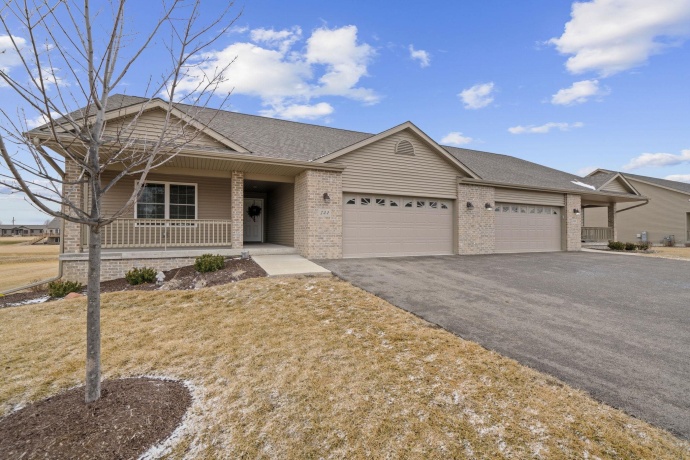 732 Keller, DIXON, Illinois 61021, 2 Bedrooms Bedrooms, ,2 BathroomsBathrooms,Condominium,For Sale,Keller,202601862