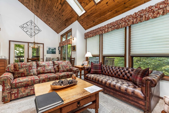 10 Woodway, GALENA, Illinois 61036, 4 Bedrooms Bedrooms, ,3 BathroomsBathrooms,House,For Sale,Woodway,202506275