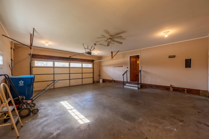 1018 Tee, DIXON, Illinois 61021, 3 Bedrooms Bedrooms, ,3 BathroomsBathrooms,House,For Sale,Tee,202601878