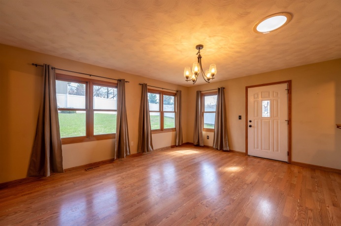 1018 Tee, DIXON, Illinois 61021, 3 Bedrooms Bedrooms, ,3 BathroomsBathrooms,House,For Sale,Tee,202601878