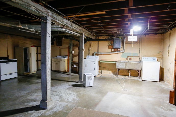 422 Hennepin, DIXON, Illinois 61021, 3 Bedrooms Bedrooms, ,2 BathroomsBathrooms,House,For Sale,Hennepin,202601929