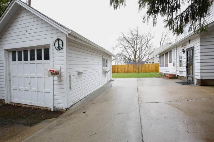 422 Hennepin, DIXON, Illinois 61021, 3 Bedrooms Bedrooms, ,2 BathroomsBathrooms,House,For Sale,Hennepin,202601929
