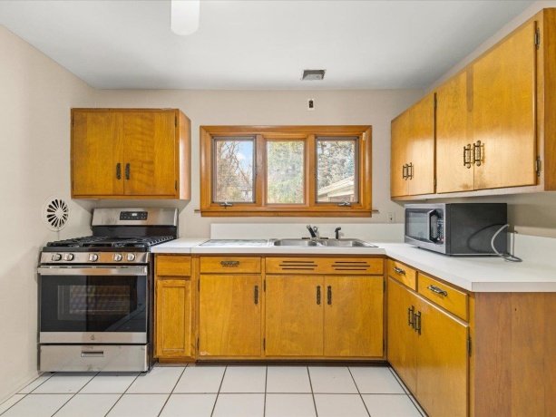 324 Fairview, ROCKFORD, Illinois 61107, 2 Bedrooms Bedrooms, ,1 BathroomBathrooms,House,For Sale,Fairview,202602003