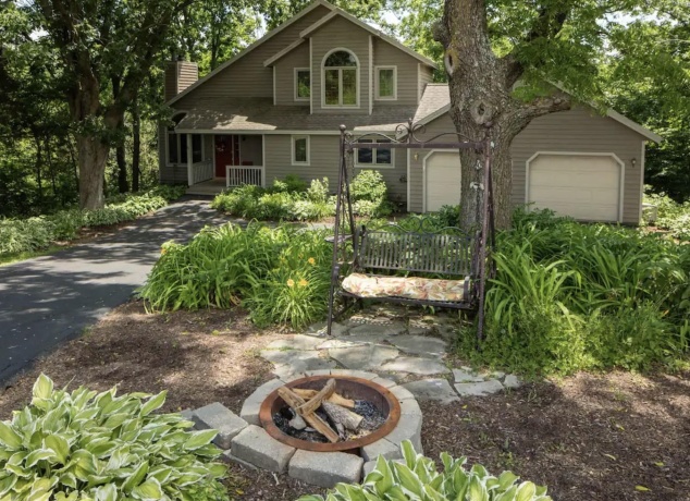 2 Cumberland, GALENA, Illinois 61036, 3 Bedrooms Bedrooms, ,3 BathroomsBathrooms,House,For Sale,Cumberland,202602021