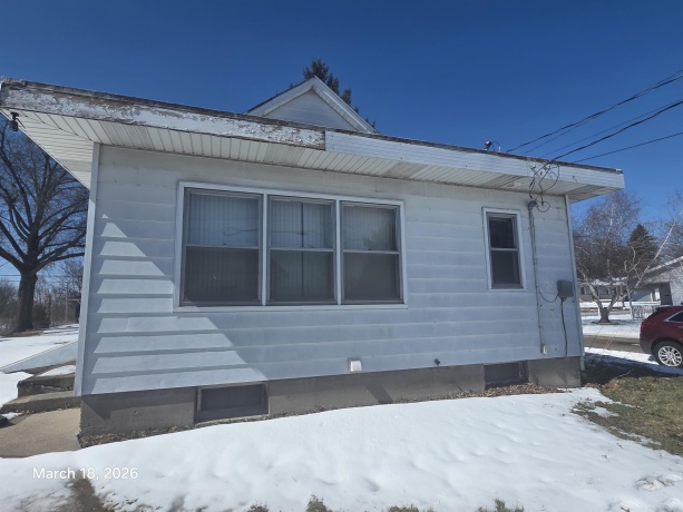 694 Montgomery, EAST DUBUQUE, Illinois 61025, 1 Bedroom Bedrooms, ,1 BathroomBathrooms,House,For Sale,Montgomery,202602048