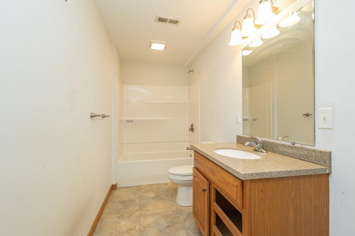 13800 Valley, EAST DUBUQUE, Illinois 61025, 4 Bedrooms Bedrooms, ,3 BathroomsBathrooms,House,For Sale,Valley,202602086