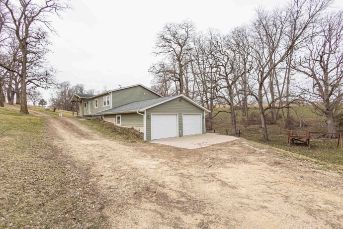 13800 Valley, EAST DUBUQUE, Illinois 61025, 4 Bedrooms Bedrooms, ,3 BathroomsBathrooms,House,For Sale,Valley,202602086