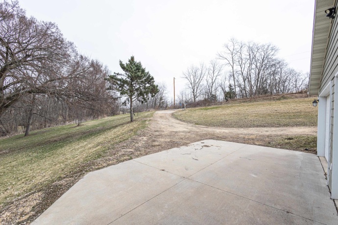 13800 Valley, EAST DUBUQUE, Illinois 61025, 4 Bedrooms Bedrooms, ,3 BathroomsBathrooms,House,For Sale,Valley,202602086