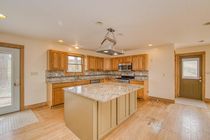 13800 Valley, EAST DUBUQUE, Illinois 61025, 4 Bedrooms Bedrooms, ,3 BathroomsBathrooms,House,For Sale,Valley,202602086