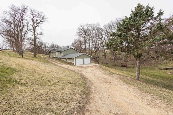 13800 Valley, EAST DUBUQUE, Illinois 61025, 4 Bedrooms Bedrooms, ,3 BathroomsBathrooms,House,For Sale,Valley,202602086