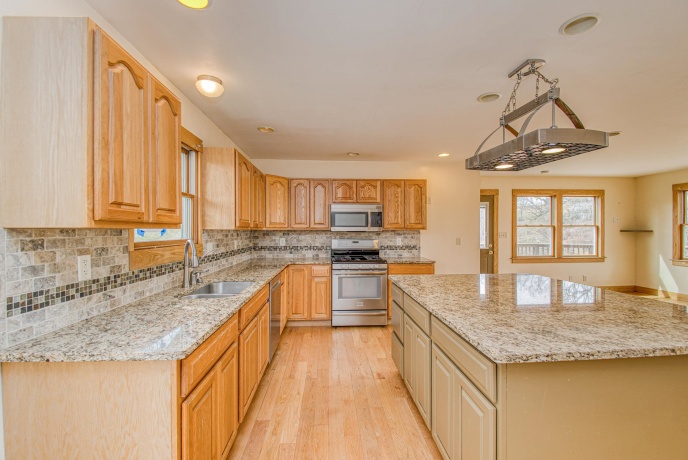 13800 Valley, EAST DUBUQUE, Illinois 61025, 4 Bedrooms Bedrooms, ,3 BathroomsBathrooms,House,For Sale,Valley,202602086