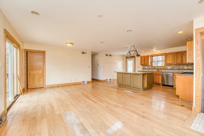 13800 Valley, EAST DUBUQUE, Illinois 61025, 4 Bedrooms Bedrooms, ,3 BathroomsBathrooms,House,For Sale,Valley,202602086