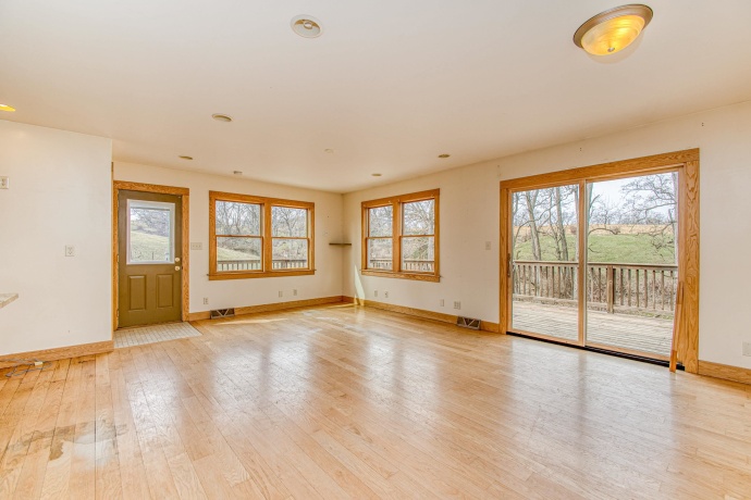 13800 Valley, EAST DUBUQUE, Illinois 61025, 4 Bedrooms Bedrooms, ,3 BathroomsBathrooms,House,For Sale,Valley,202602086