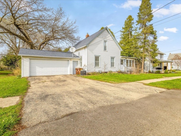 407 4th, BYRON, Illinois 61010, 4 Bedrooms Bedrooms, ,1 BathroomBathrooms,House,For Sale,4th,202602106