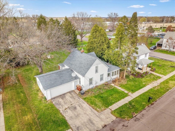 407 4th, BYRON, Illinois 61010, 4 Bedrooms Bedrooms, ,1 BathroomBathrooms,House,For Sale,4th,202602106