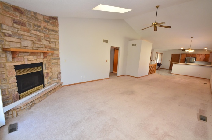 1237 Woodcreek, ROCKFORD, Illinois 61108, ,2 Units,For Sale,Woodcreek,202602220