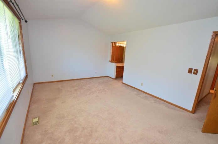 1237 Woodcreek, ROCKFORD, Illinois 61108, 2 Bedrooms Bedrooms, ,2 BathroomsBathrooms,House,For Sale,Woodcreek,202602259