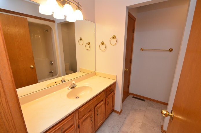 1237 Woodcreek, ROCKFORD, Illinois 61108, 2 Bedrooms Bedrooms, ,2 BathroomsBathrooms,House,For Sale,Woodcreek,202602259