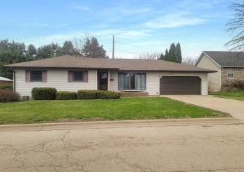 445 Peach, EAST DUBUQUE, Illinois 61025, 3 Bedrooms Bedrooms, ,2 BathroomsBathrooms,House,For Sale,Peach,202602299