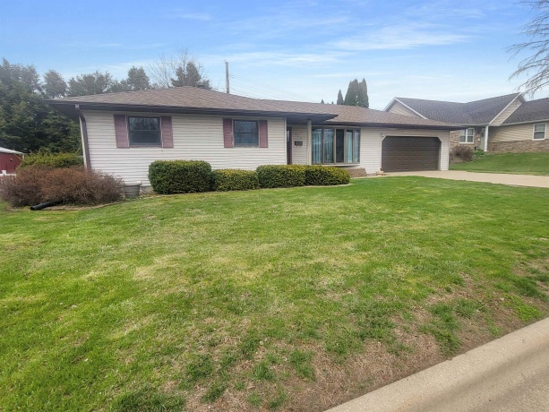 445 Peach, EAST DUBUQUE, Illinois 61025, 3 Bedrooms Bedrooms, ,2 BathroomsBathrooms,House,For Sale,Peach,202602299