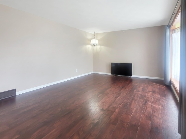 445 Peach, EAST DUBUQUE, Illinois 61025, 3 Bedrooms Bedrooms, ,2 BathroomsBathrooms,House,For Sale,Peach,202602299